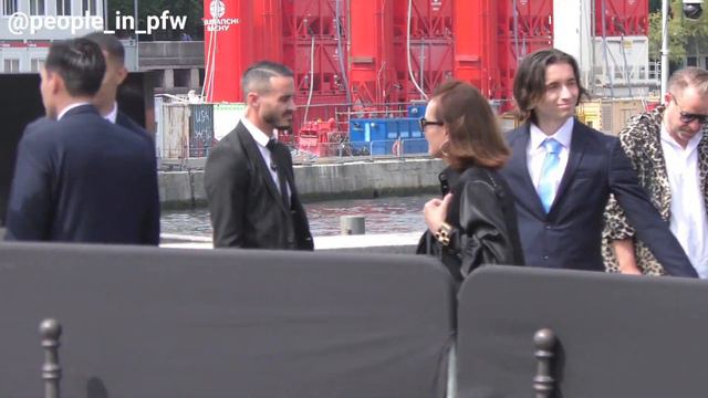Carole Bouquet - Défilé Chanel Haute Couture Automne Hiver 2023/2024 à Paris - 04.07.2023 смотреть онлайн