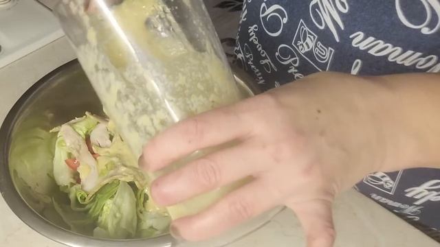 ЦЕЗАРЬ с курицей. Пару идей для подачи салатов и закусок. смотреть онлайн