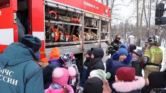 Воспитанники школы-интерната №6 получили подарки от Деда Мороза Пожарного смотреть онлайн