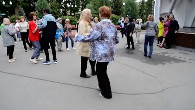 Танцы в парке Горького 12 июня 2021г смотреть онлайн