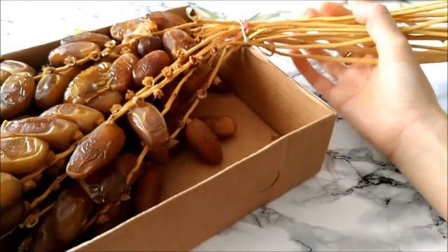 Fruit exotique: dattes deglet nour en grappe смотреть онлайн