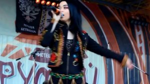 В саду гуляла