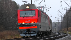 2ЭС6-411 "Синара" с грузовым поездом и приветливой бригадой