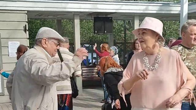 Душевные танцы в парке Останкино смотреть онлайн