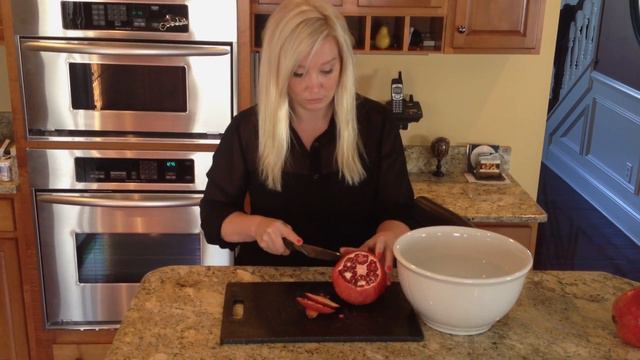 How To Open a Pomegranate Easily and with no mess! смотреть онлайн