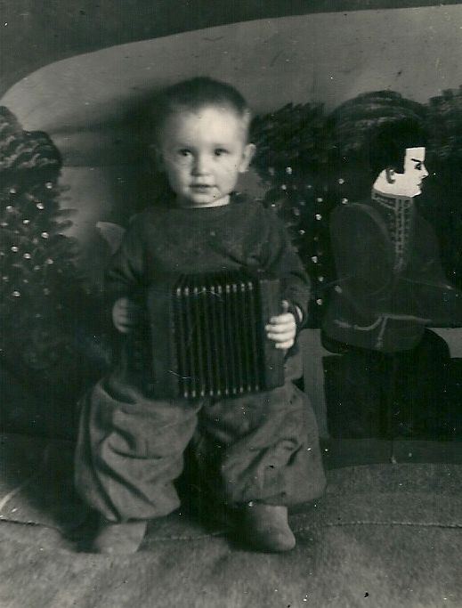 Детство моё, постой, не уходи. Не оставляй меня, я не готов к расставанию. смотреть онлайн