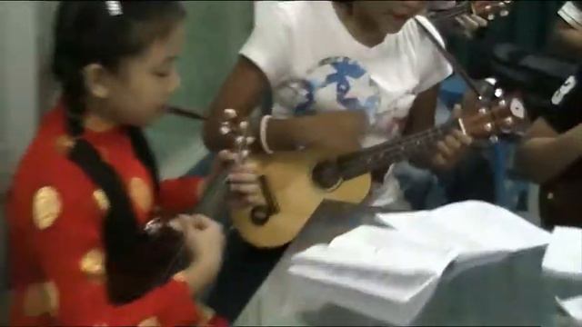 Vietnamese Ukulele Youths & Children Playing Medley "God Is So Good" смотреть онлайн