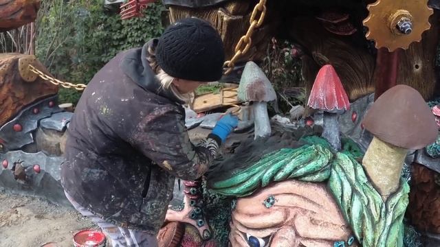 покраска скульптуры из цемента... акриловой краской. сказочный троль на даче.домик на дереве. смотреть онлайн