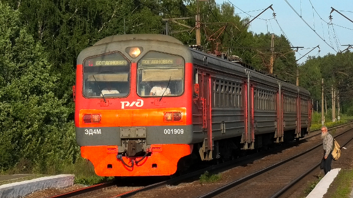 ЭД4М-0019 сообщением Богданович — Екатеринбург-Пасс. делает остановку на о.п. Чапаевская смотреть онлайн