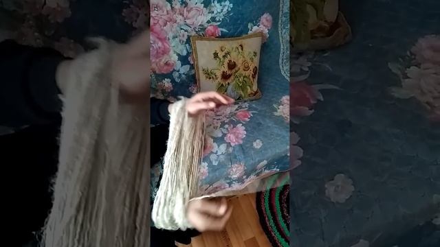 белая пряжа из овечьей шерсти. смотреть онлайн