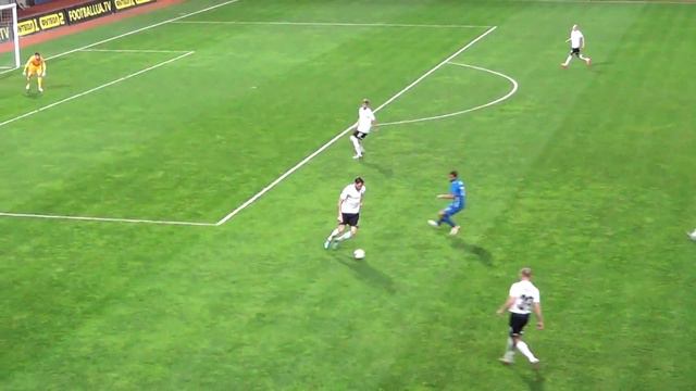Днепр пропускает мяч от Зари и разводит с центра поля. смотреть онлайн