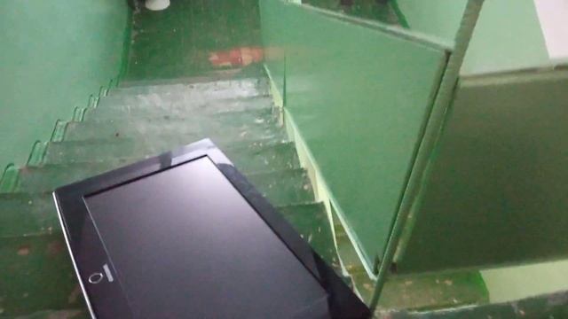 Краш тест ЖК телевизора Samsung по лестнице. смотреть онлайн