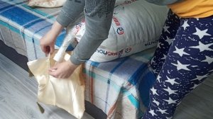 Беларусь | Как насыпать шарики пенопласта в подушку? | Яна готовит "осьминожки"