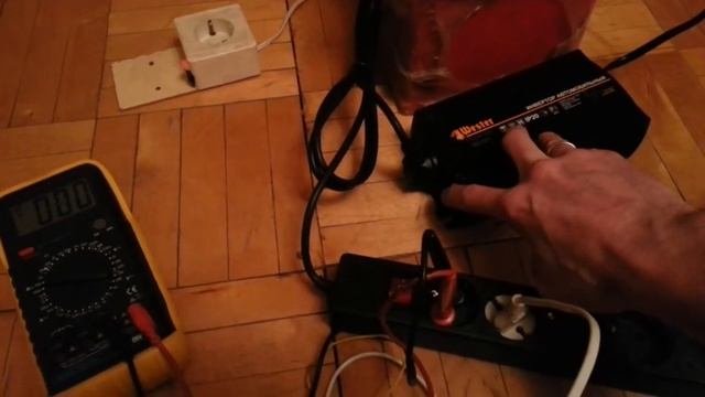 Автомобильный инвертор Wester psw250 замеры U и I смотреть онлайн
