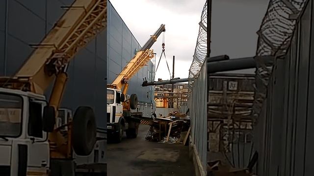 Вывоз металлолома. Погрузка труб манипулятором. смотреть онлайн