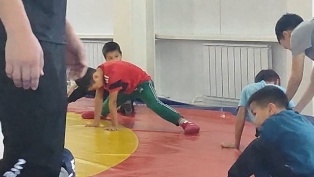 Разминка вольников на ковре у Амирхана ДЮСШ-17. 10.01.23 смотреть онлайн