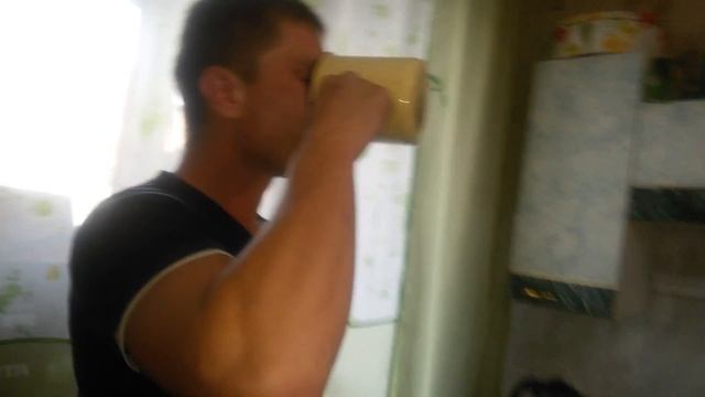 ПАРЕНЬ выпил залпом бутылку вина!! смотреть онлайн