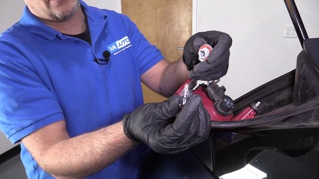 How to Replace Reverse Light Bulb 00-04 Ford Focus смотреть онлайн