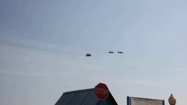 "Стрижи". Четвёрка МиГ-29 делает синхронную "бочку" смотреть онлайн