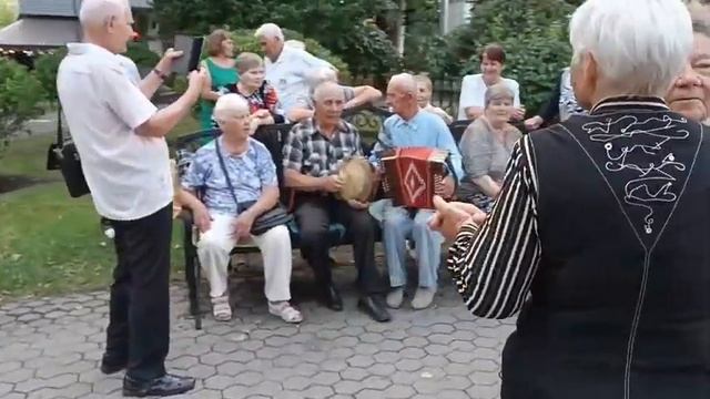 Танцы под гармонь в парке Гомеля. смотреть онлайн