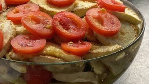 Салат-закуска из кабачков . Это вкусно , мы очень любим .