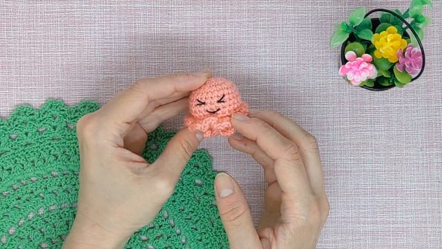 Небольшая игрушка-брелок из остатков пряжи: вяжем крючком медузку. Описание под видео смотреть онлайн