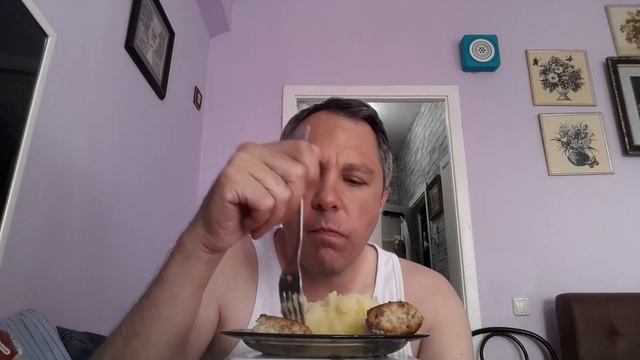 МУКБАНГ. КУШАЮ КОТЛЕТЫ С КАРТОШКОЙ ПЮРЕ смотреть онлайн