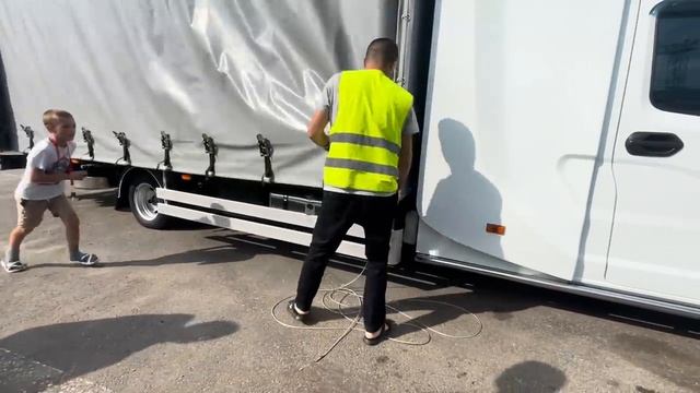 Едем в паре в Москву. Жара не реальная. смотреть онлайн