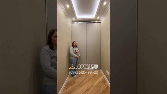 Шкаф-купе встроенный в нише. Красивые и стильные современные раздвижные двери с узкими рамками. смотреть онлайн