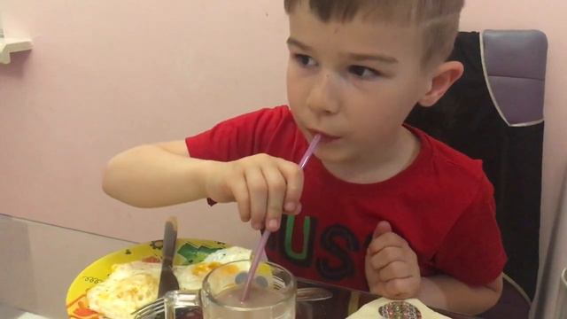 Марк їсть вилкою та ножем. 5 р. смотреть онлайн