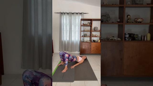 "Тренировка с резиновой лентой". Приготовьте любой резиновый эспандер или ленту. смотреть онлайн