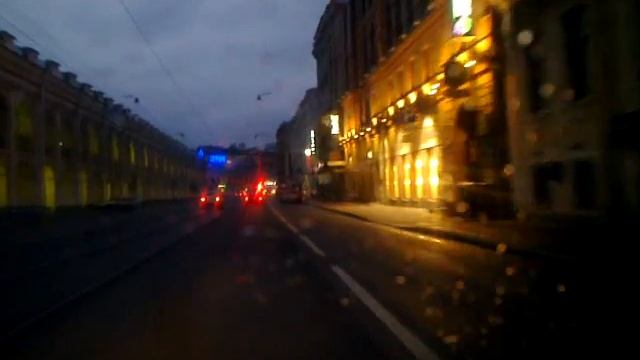 Дурак на АУДИ лезет на встречку из-за дурака на ВОЛГЕ. смотреть онлайн