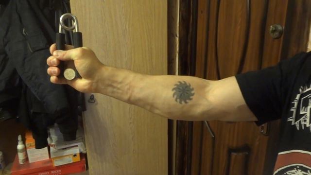 Удержание чёрным эспандером Torneo 5 рублей смотреть онлайн