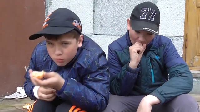 Пасмурно? Не беда, с друзьями весело всегда! смотреть онлайн