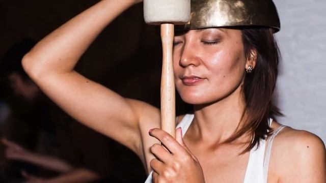 Звуковой массаж поющими тибетскими чашами в студии йоги и массажа "Мята" город Астана смотреть онлайн