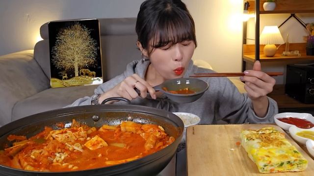 새벽1시 돈쭐 촬영 끝나고 맵칼한 돼지고기김치찌개 라면사리 왕계란말이로 해장했어요? Pork Kimchi Stew Ramen Eggroll  KOREANFOOD MUKBANG
