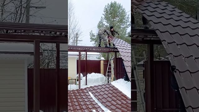 Односкатный навес из металлочерепицы для машины во дворе частного дома от мастерской «Спецкаркас» смотреть онлайн