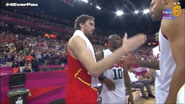 Respect! El abrazo de Kobe Bryant y del Dream Team USA a Pau Gasol смотреть онлайн