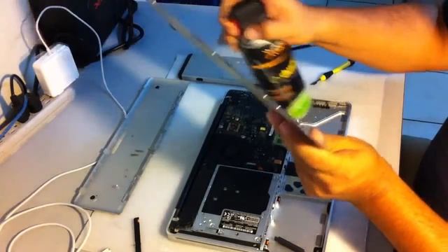 GizmoTij: How to Clean the Dust from the Inside of Your MacBook смотреть онлайн