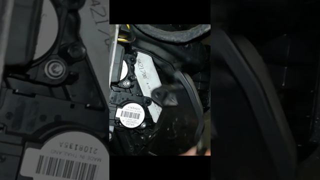 Pollen Filter Change - Renault Megane 3 смотреть онлайн