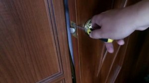 Как поменять ручку на двери.
