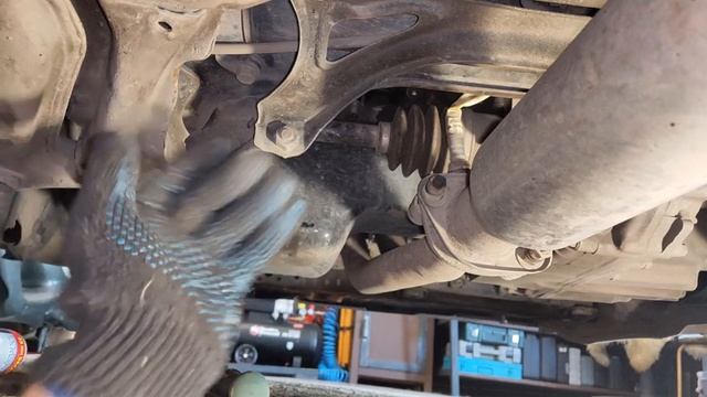 Чистка кислородного датчика на автомобиле Honda Partner