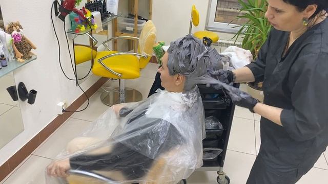 Обесцвечивание тёмных волос - из каштанового в бежево русый цвет. Безопасная смывка цвета. смотреть онлайн