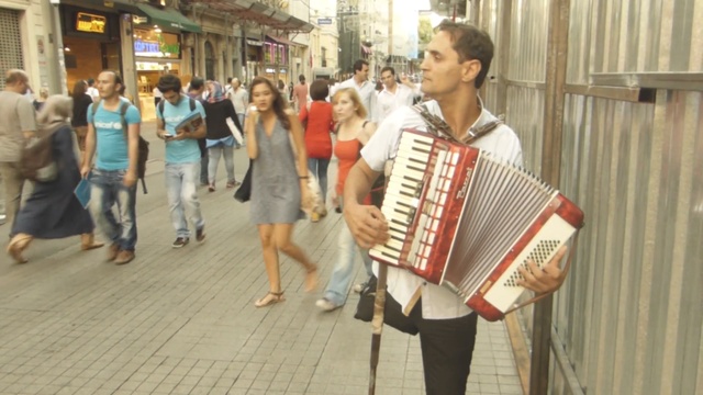 БЕЗНОГИЙ АККОРДЕОНИСТ ТАЛАНТ ► Инвалид Достоин Уважения смотреть онлайн