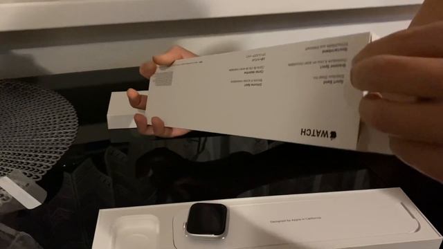 Apple Watch SE 40mm Silver Aluminium Case with White Sport Band Unboxing смотреть онлайн