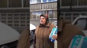 СУМАСШЕДШАЯ БАБКА ОРЁТ НА ВСЮ УЛИЦУ МАТОМ!!!