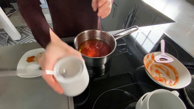 Selbst gemachte Currysauce zur Currywurst / Соус карри для жареной колбасы смотреть онлайн