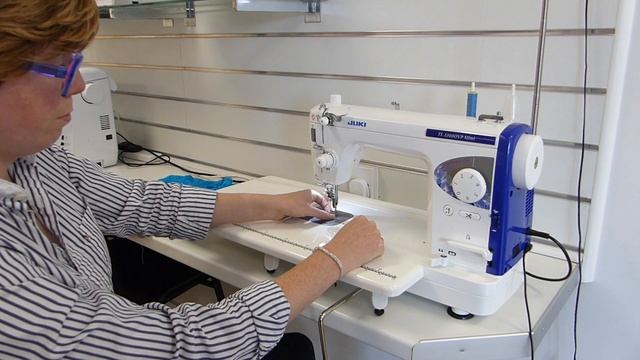 Juki TL-2200QVP Mini Sewing Machine Review смотреть онлайн