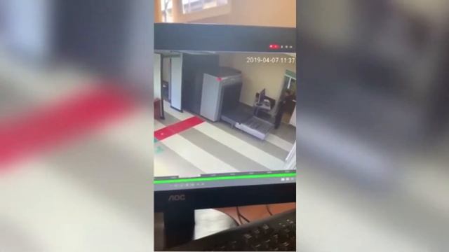 Мужчина просканировал себя вместе с багажом смотреть онлайн