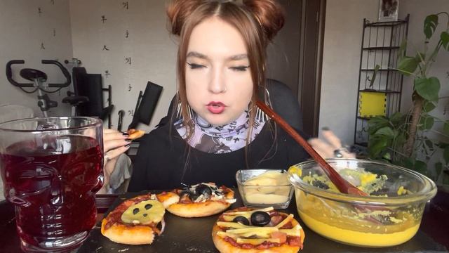 Мукбанг | Гороховый суп-пюре, мини-пиццы | Mukbang | Pea purée soup, mini pizzas ? смотреть онлайн